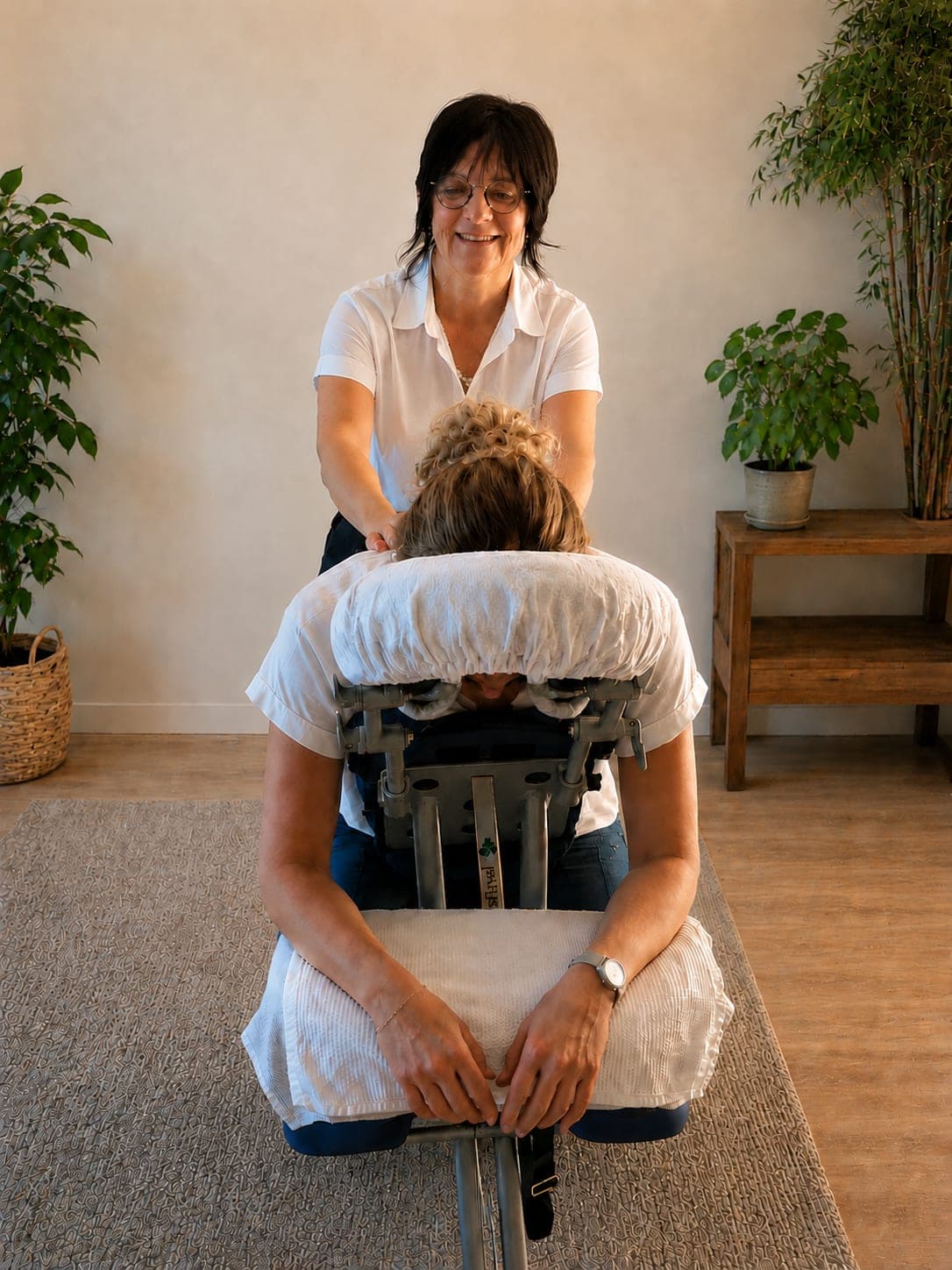 Geneviève Ringot réalisant un HypnoMassage Assis sur un salarié installé sur une chaise ergonomique